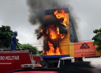 Incêndio de grandes proporções atinge duas lojas em Itaberaba Incêndio atinge duas lojas no Centro de Itaberaba