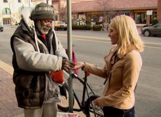 Sem-Teto encontra anel avaliado em R$22 mil dentro de copo de doações e devolve para dona