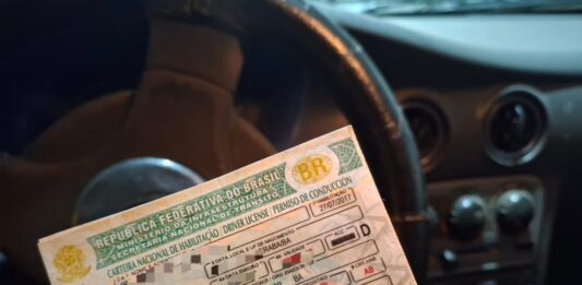 Câmara avalia reduzir idade mínima para CNH para 16 anos Nova Lei da CNH Social entra em vigor em agosto: veja quem tem direito à carteira de motorista gratuita