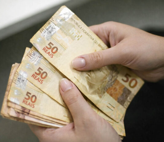 Mulheres ganham novo benefício do Governo e podem solicitar auxílio-salário por 6 meses Mulheres ganham novo benefício do Governo e podem solicitar auxílio-salário por 6 meses