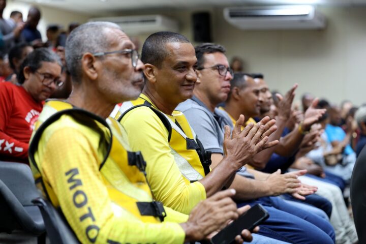 Estado entrega mais de 200 certificados, kits de proteção e bags para mototaxistas e motofretistas da Bahia