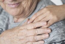 Benefício de meio salário para quem cuida dos pais: veja como solicitar