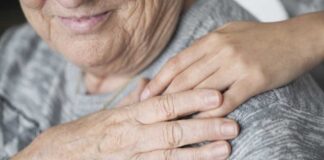 Benefício de meio salário para quem cuida dos pais: veja como solicitar