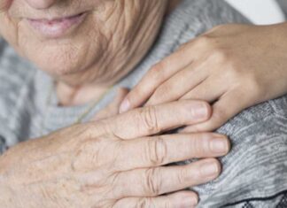 Benefício de meio salário para quem cuida dos pais: veja como solicitar