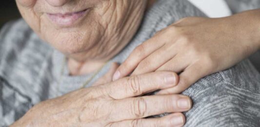 Benefício de meio salário para quem cuida dos pais: veja como solicitar