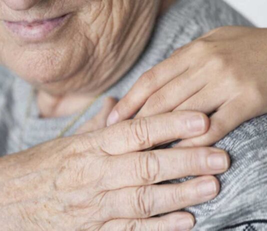 Benefício de meio salário para quem cuida dos pais: veja como solicitar