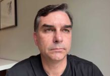 Flávio Bolsonaro defende EUA e diz que Lula ‘lambe as botas da China’ Flávio Bolsonaro defende EUA e diz que Lula 'lambe as botas da China'