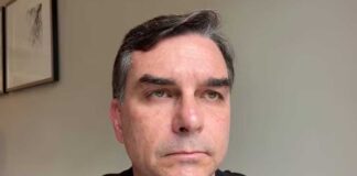 Flávio Bolsonaro defende EUA e diz que Lula ‘lambe as botas da China’ Flávio Bolsonaro defende EUA e diz que Lula 'lambe as botas da China'