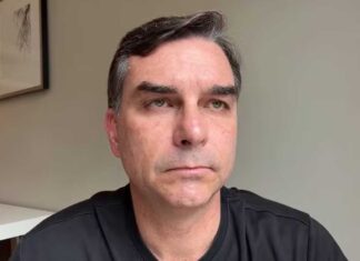 Flávio Bolsonaro defende EUA e diz que Lula ‘lambe as botas da China’ Flávio Bolsonaro defende EUA e diz que Lula 'lambe as botas da China'