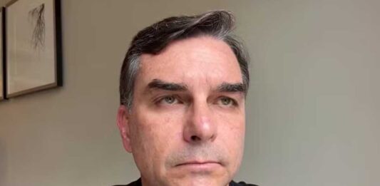 Flávio Bolsonaro defende EUA e diz que Lula ‘lambe as botas da China’ Flávio Bolsonaro defende EUA e diz que Lula 'lambe as botas da China'