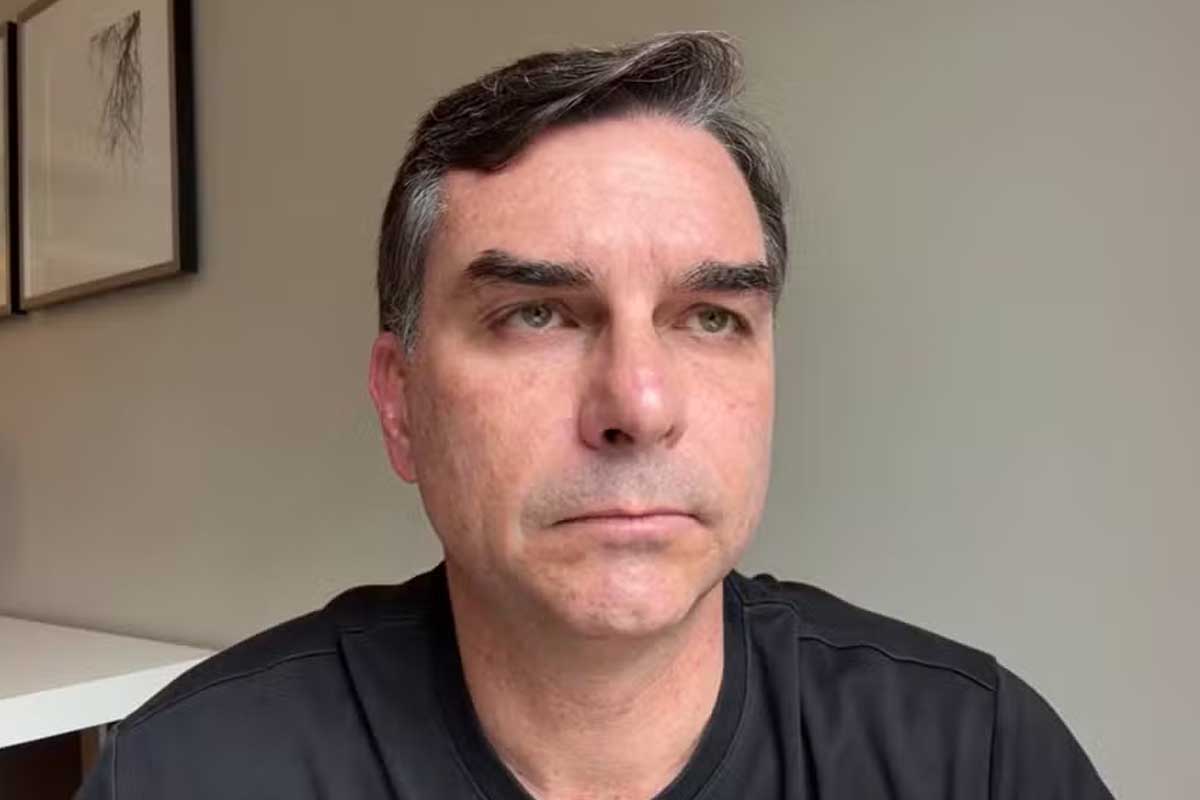 Flávio Bolsonaro defende EUA e diz que Lula 'lambe as botas da China'