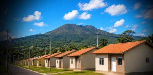 Ex-prefeito Cláudio Serrada anuncia construção de 50 casas populares em Ruy Barbosa Ex-prefeito Cláudio Serrada anuncia construção de 50 casas populares em Ruy Barbosa