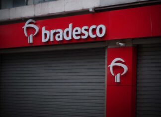 Bradesco fecha mais de 300 agências e reduz atendimento presencial no Brasil Bradesco fecha mais de 300 agências e reduz atendimento presencial no Brasil